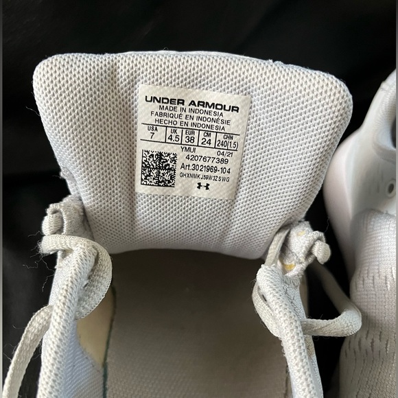 Under Armour Women's sz 7 running shoes - Picture 2 of 5